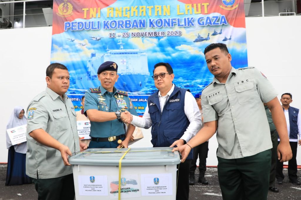 Pemprov Jatim Serahkan Bantuan Logistik untuk Konflik Gaza