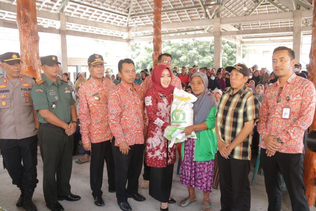 642 Kepala Keluarga Terima Bantuan Pangan dari Pemkab Mojokerto dan Bulog