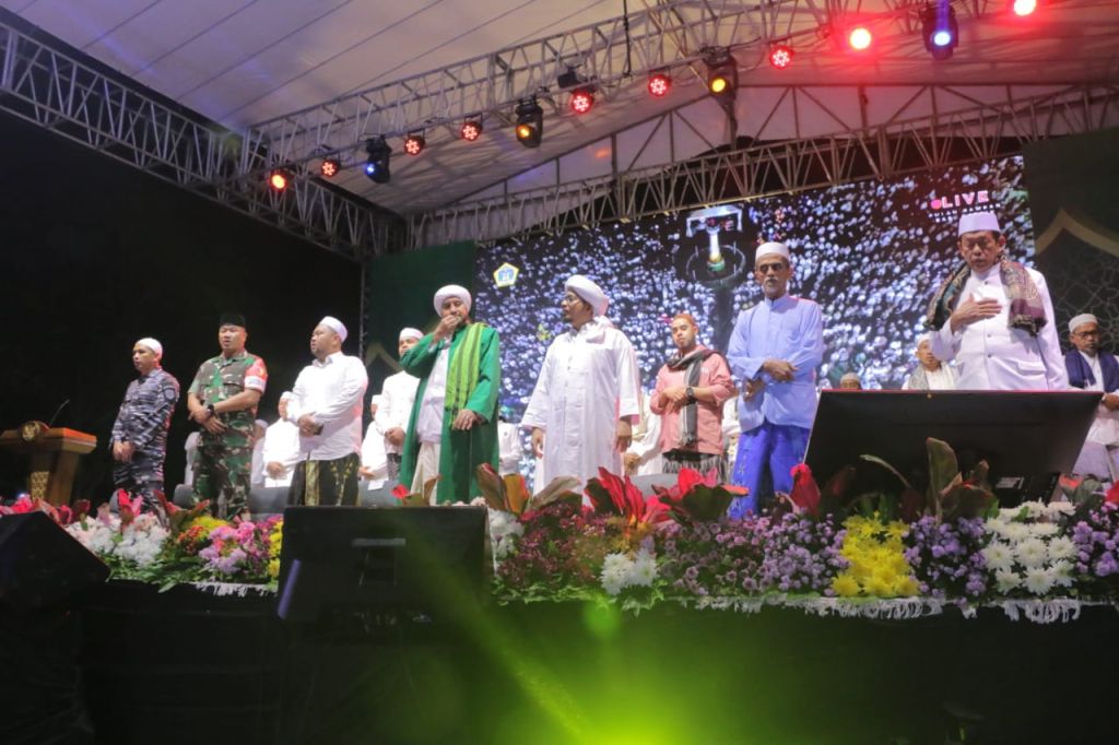 Habib Syech Bersama Puluhan Ribu Jemaah Berselawat di Pulau Bawean Gresik