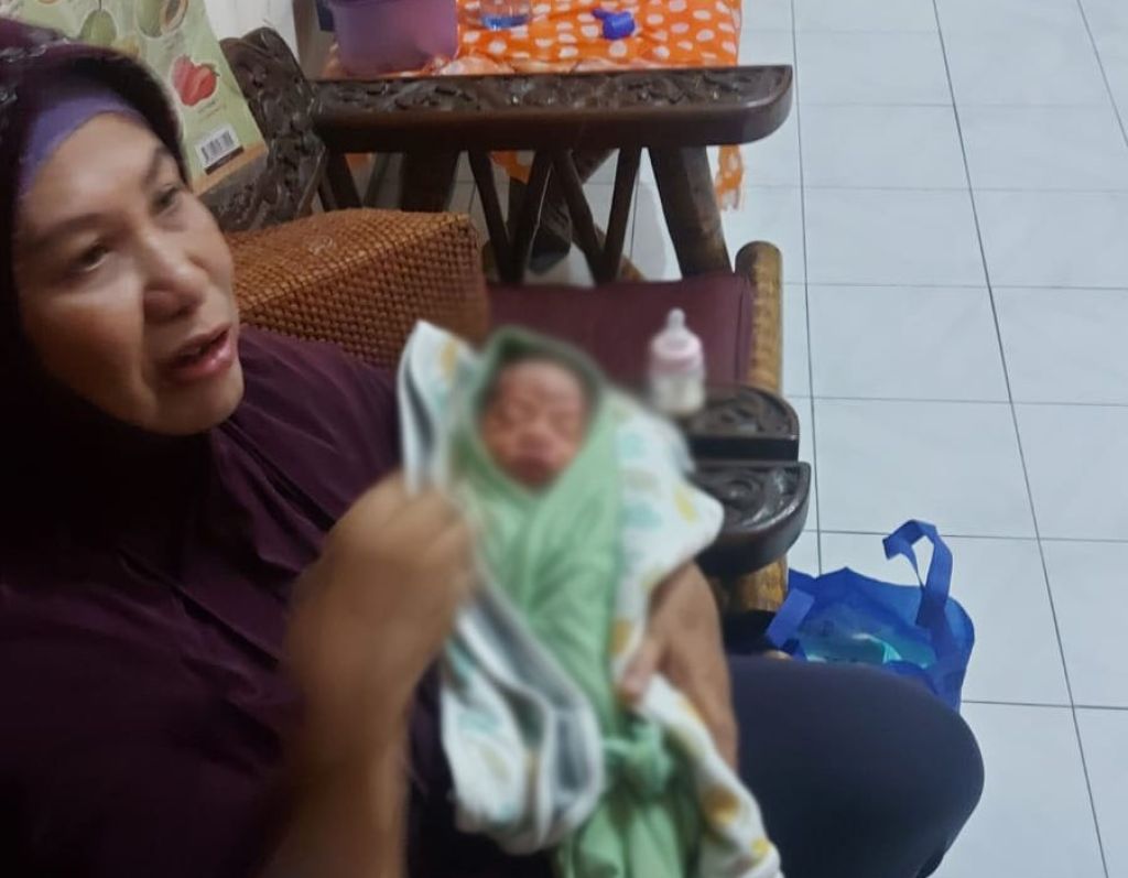 Hendak Pulang dari Swalayan Warga Surabaya Temukan Bayi Dalam Kardus