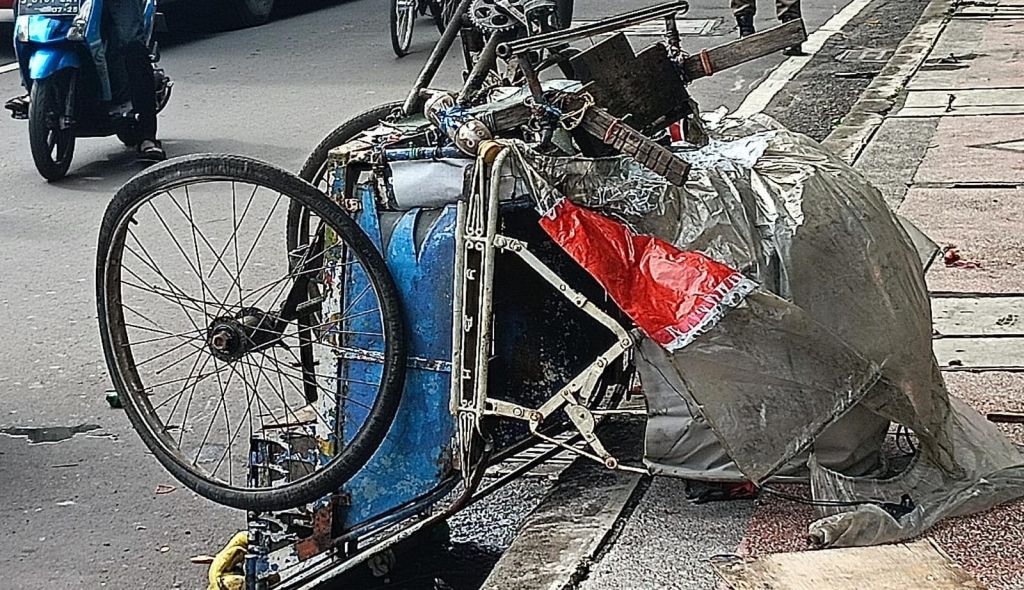 Tunggu Penumpang, Tukang Becak di Surabaya Meninggal Dunia Tertabrak Mobil