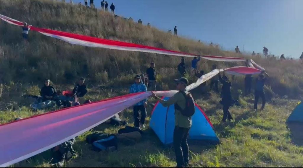 Bendera Merah Putih 1.000 Meter Mengular di Puncak Gunung Penanggungan Mojokerto