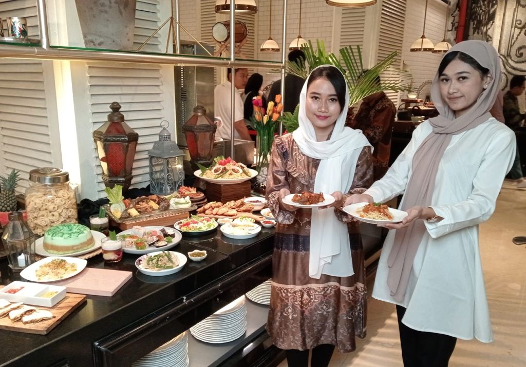 Berbuka Puasa dengan Menu Spesial, Sembari Menikmati Indahnya Surabaya dari Lantai 12