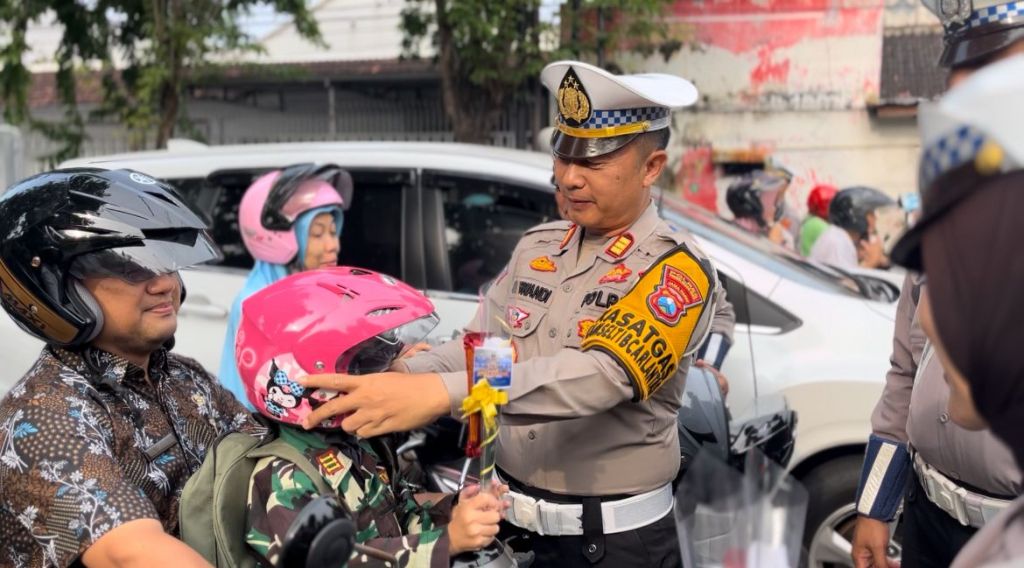Satlantas Polres Probolinggo Kota Beri Hadiah Pengguna Jalan