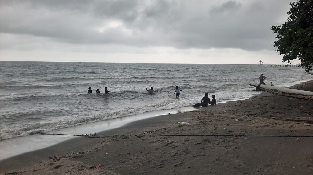 Bermain di Pantai Pasir Putih di Situbondo dalam Guyuran Hujan