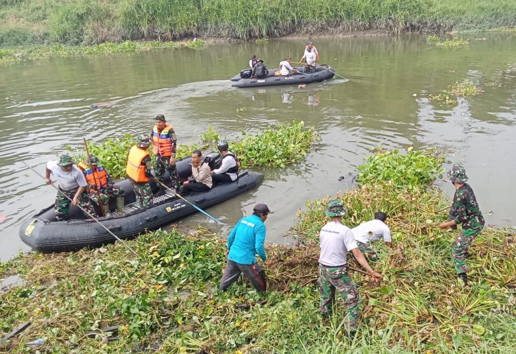 Kodim 0831/Surabaya Timur bersama Rakyat Kompak Bersihkan Sungai Wonokromo