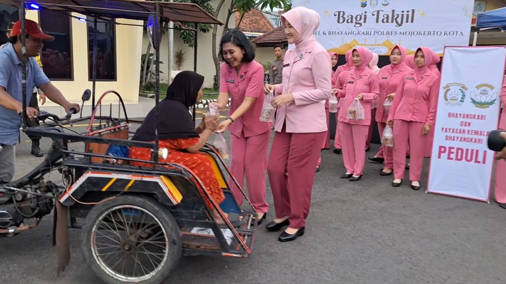 Momen Ibu-ibu Bhayangkari Kota Mojokerto Berbagi Ratusan Paket Takjil