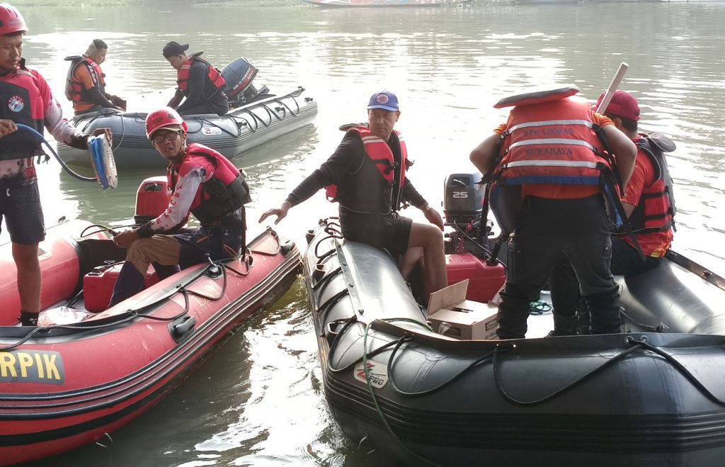 Pencarian Balita Tenggelam di Sungai Gunungsari Surabaya Berlanjut