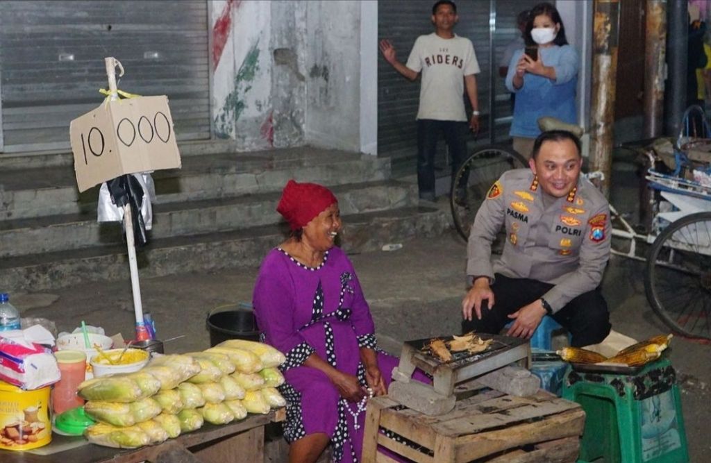 Momen Haru Kapolrestabes Surabaya Borong Jagung Bakar Mbah Marqi'ah