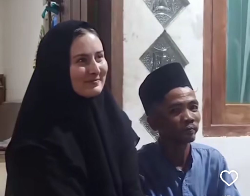 Viral Pria Madura Kenalkan Kekasihnya Bule Perancis ke Warga, Bikin Gemes