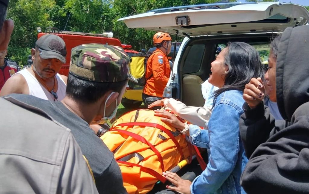 Seorang Pemuda Tewas Tergantung di Atas Tebing Pantai Badung Bali