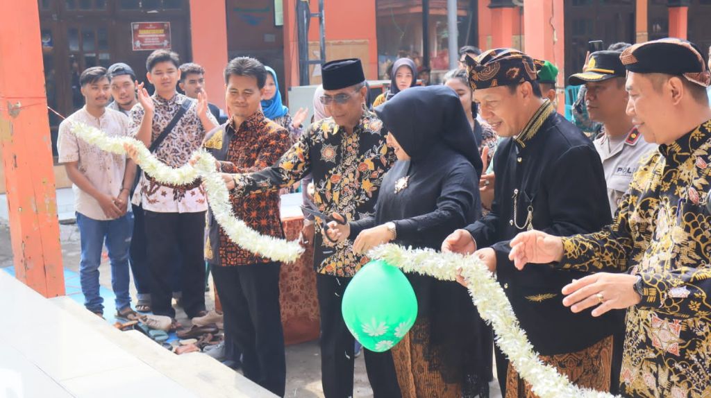Bupati Ikfina Bagikan Air 7 Dusun dalam Ruwat Desa Mlirip, Mojokerto