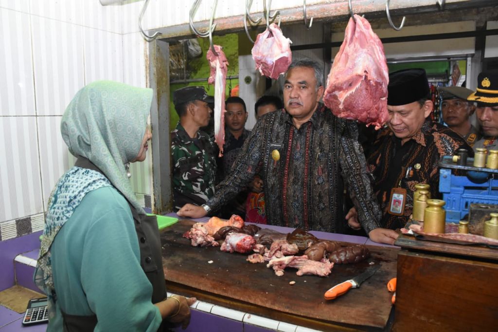 Di Tengah Deflasi, Pjs Bupati Situbondo Blusukan Pasar Tinjau Harga Bahan Pokok