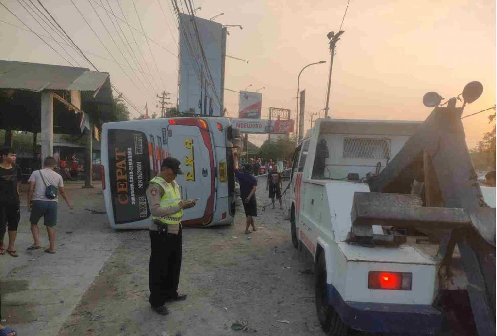 Bus Eka Terguling di Jombang, Sopir Ngaku Tabrak Hantu