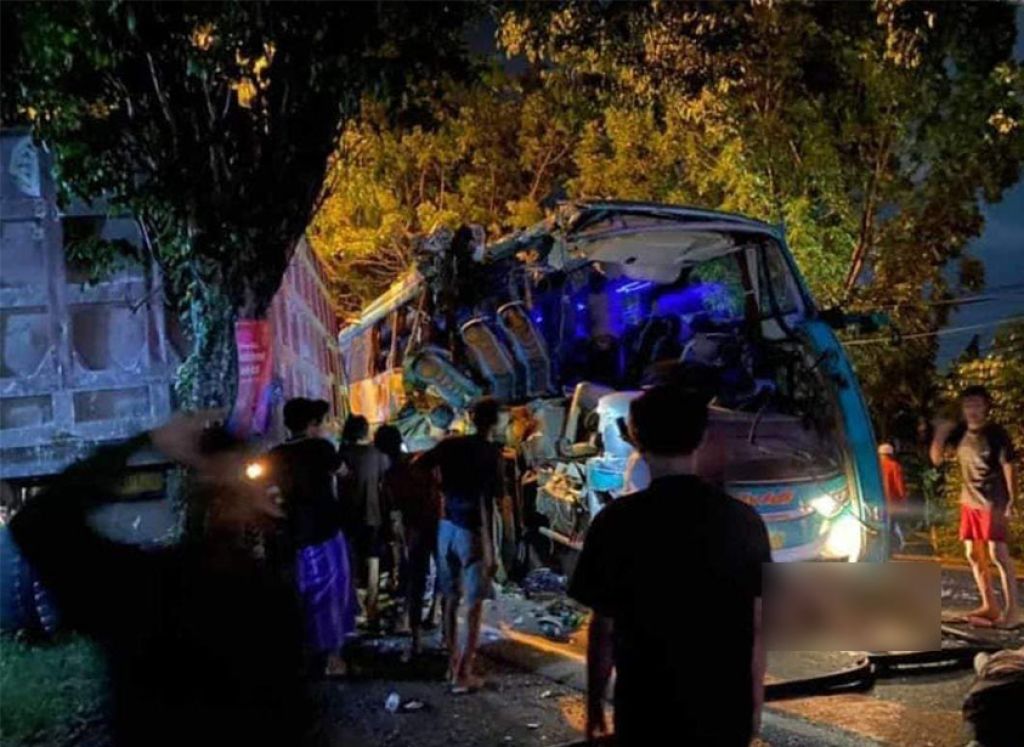 Bus Pariwisata Tabrak Truk di Gresik, Polisi Sebut Korban Tewas 5 Orang
