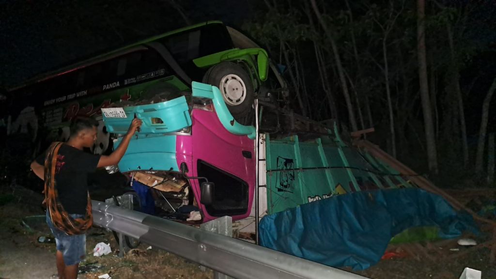 Bus Restu Seruduk Truk di Tol Jombang, 1 Orang Tewas dan 4 Penumpang Terluka