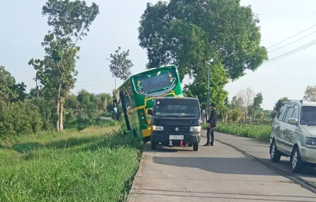 Bus Trans Jatim Koridor III Selip di Hutan Kayu Putih Dawarblandong, Mojokerto