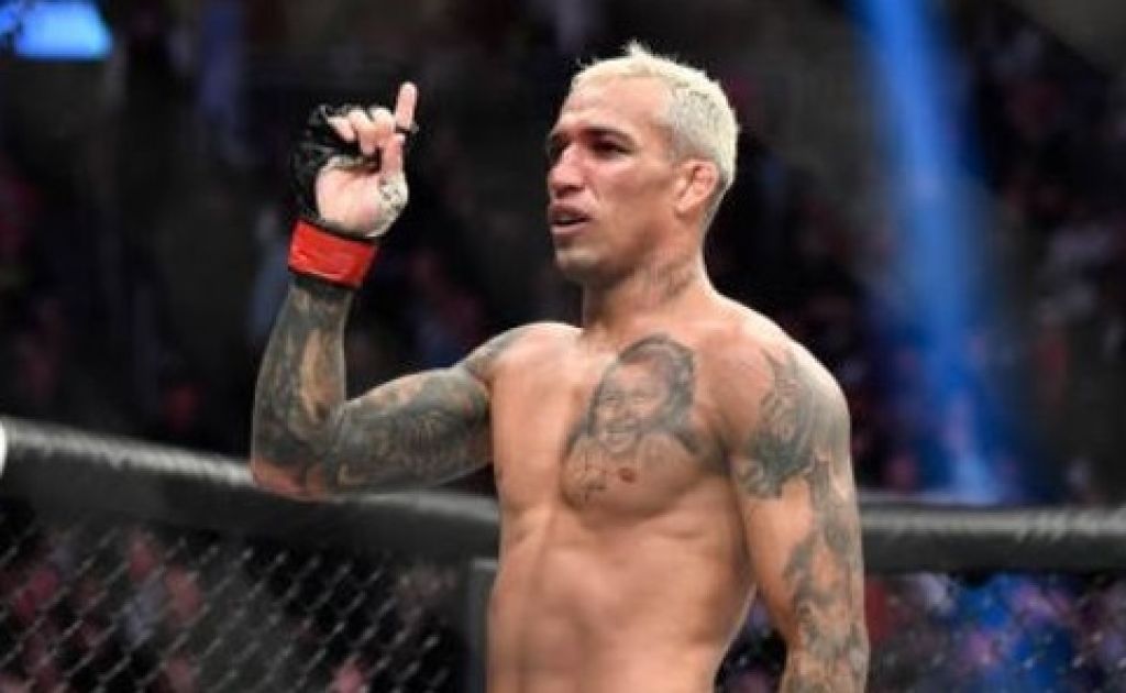 Charles Oliveira Sesali Duel Cepat Lawan Ilia Topuria di UFC 317