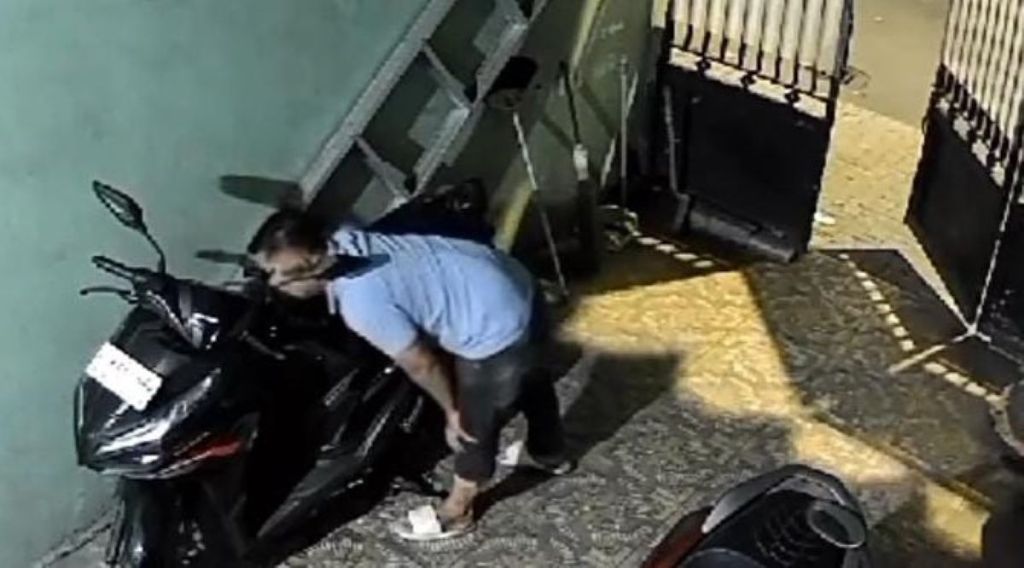 Bobol Pagar, Seorang Pria Tertangkap CCTV Curi Motor di Surabaya