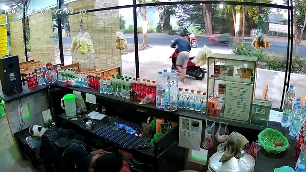 Pencurian Motor Penjaga Warkop Toleransi di Sidoarjo Terekam CCTV