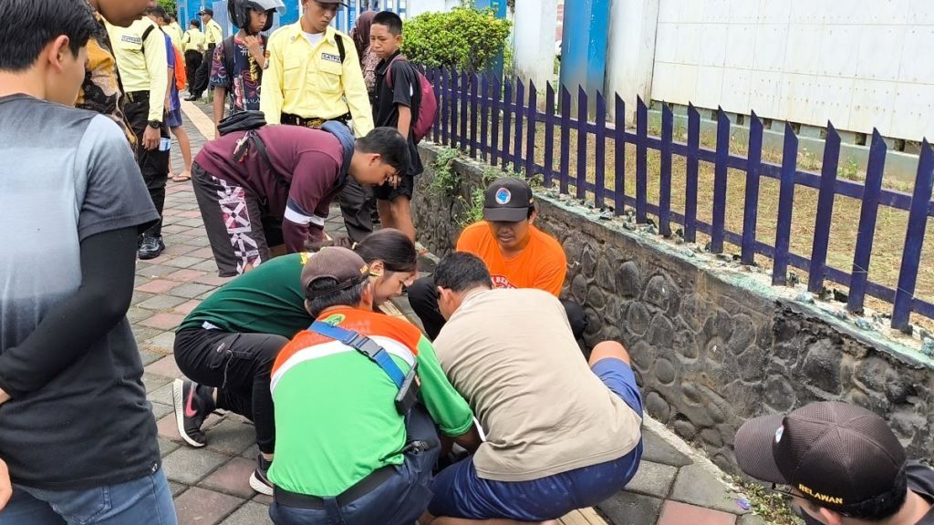 Join As Gardan Kendaraan Damkar Jember Patah Hantam Kaki Dua Pemotor