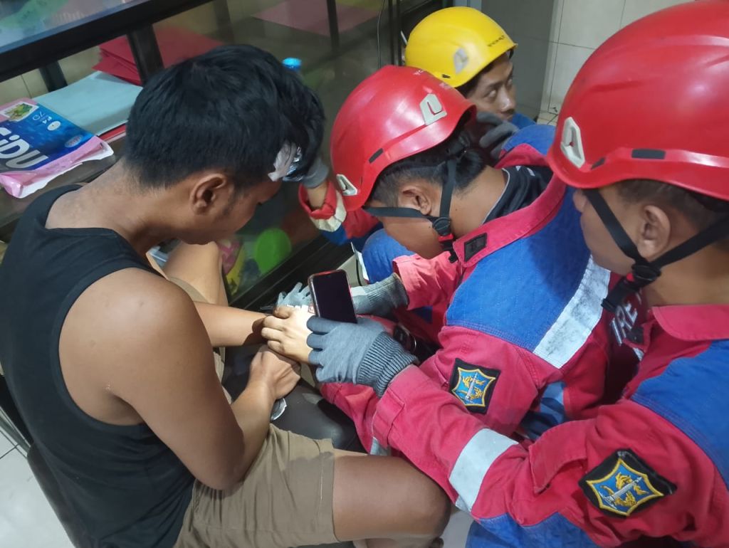 Ketika Polisi Minta Tolong Damkar Surabaya untuk Melepas Borgol