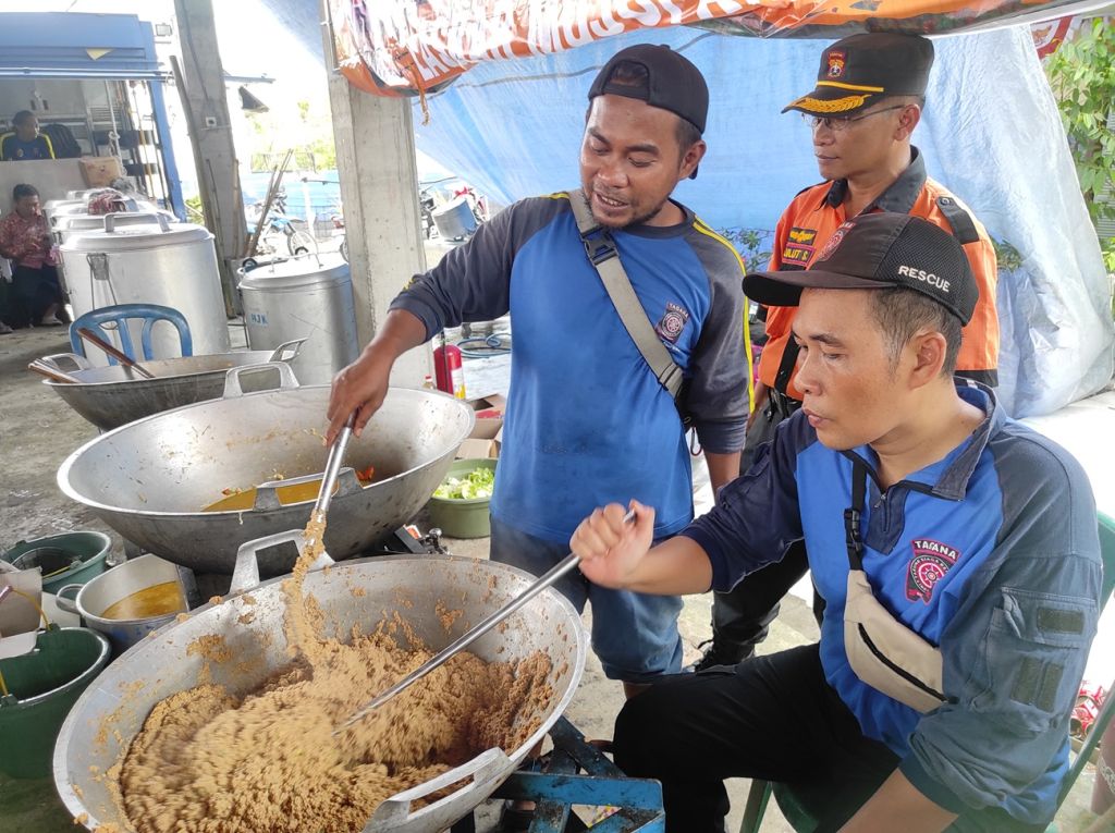 Dapur Umum Suplai 10 Ribu Nasi Bungkus Sehari ke Warga Terdampak Banjir Mojokerto
