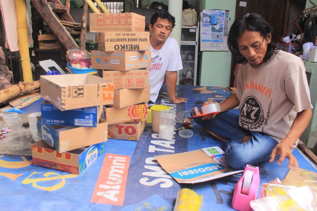 Dedengkot Sablon Banyuwangi Banting Setir Olah Kardus Jadi Kotak Hantaran Lamaran