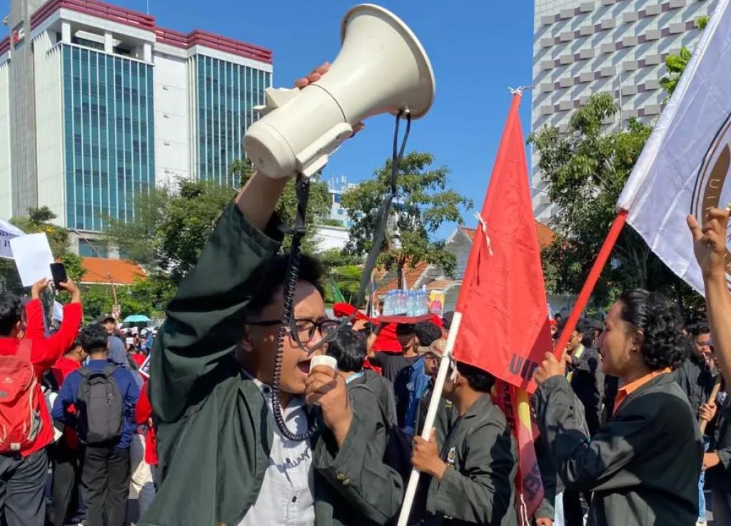 Ribuan Mahasiswa Kepung Grahadi, Suarakan 16 Tuntutan untuk Pemerintah