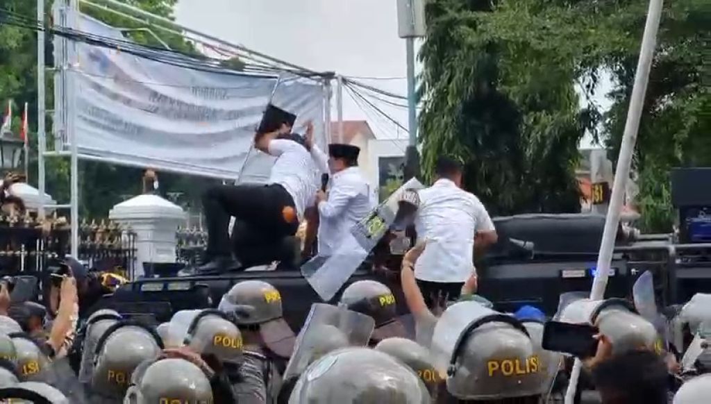 Demo Warga Pati Pecah, Bupati Sudewo Terkena Lemparan