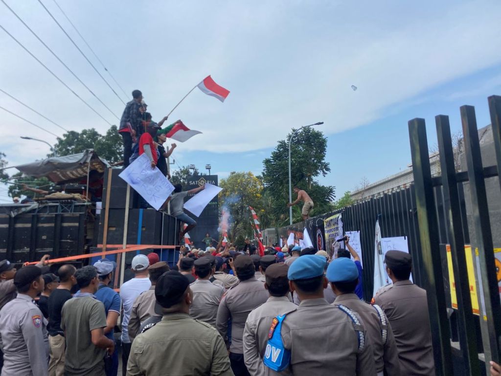 Ratusan Warga Wonorjo Pasuruan Gelar Aksi di Depan PT Satoria Group