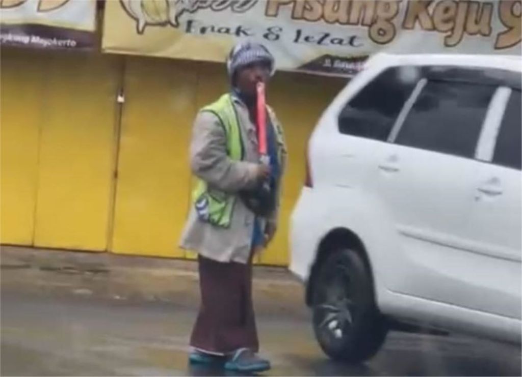 Pengguna Jalan di Kota Mojokerto Resah dengan Ulah Supeltas Jilati Sticklamp