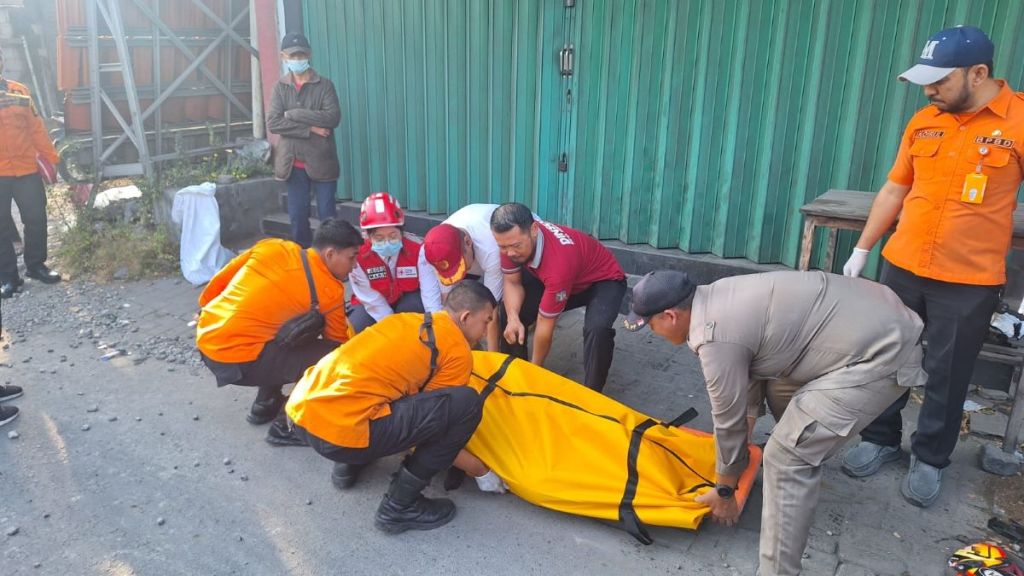 Paksa Mendahului Trailer dari Sisi Kiri, Pemotor Surabaya Bablas Akhirat
