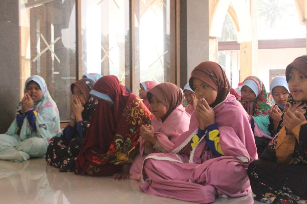 Guru Siswa Doa Bersama untuk Almarhum Siswi MI Kalibaru Banyuwangi Korban Pembunuhan