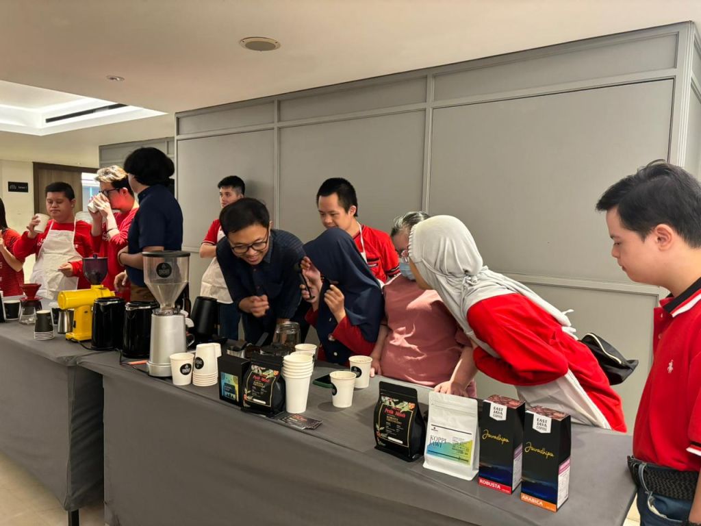 Keseruan Anak-anak Down Syndrome di Surabaya Belajar Membuat Kopi