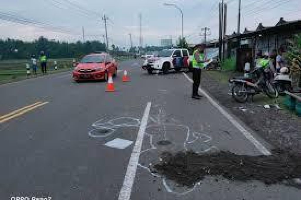 Pemotor Tanpa Helm Tabrak Lansia hingga Tewas