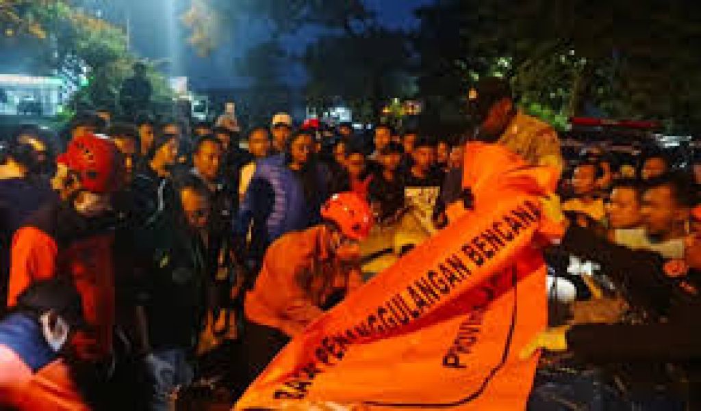 Hendak Putar Balik, Truk Boks Ditabrak Sedan hingga Terguling di Juanda