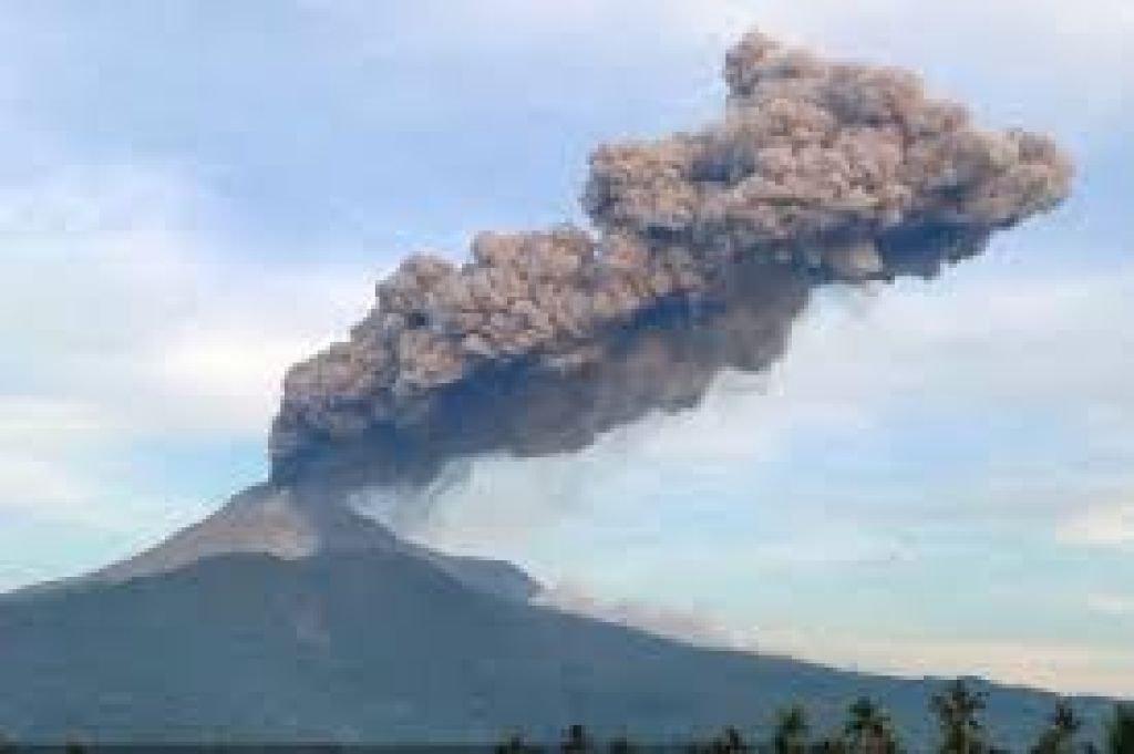 Gunung Lewotobi Laki-Laki Tiga Kali Meletus, Warga Delapan Desa Diminta Waspadai Banjir Lahar