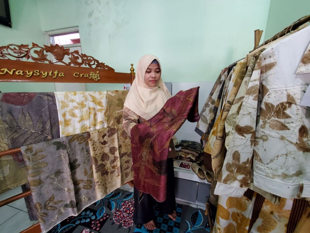 Wanita Mojokerto Produksi Ecoprint Hingga Tembus Mancanegara