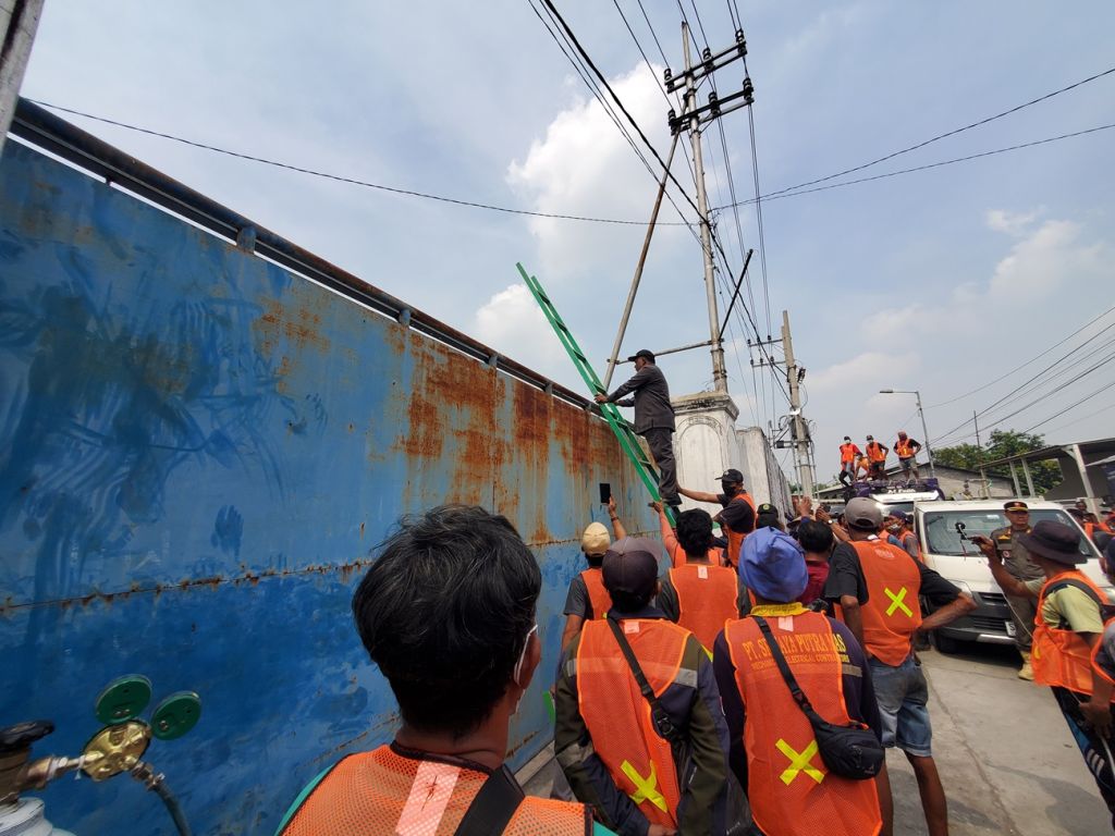 Alot! Juru Sita PN Sampai Naik Tangga Eksekusi 8 Lahan dan Rumah di Mojokerto