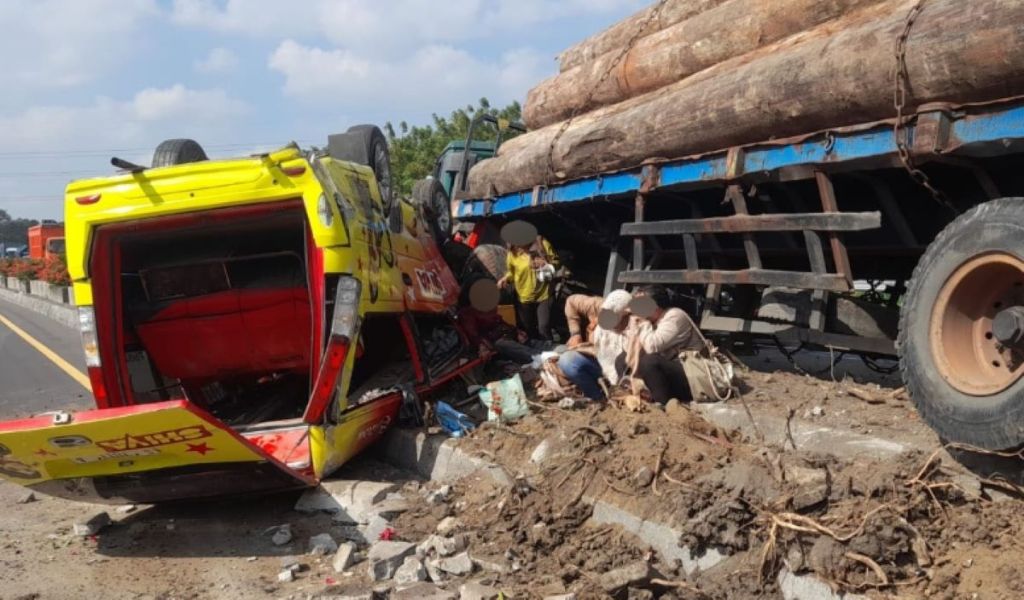 Kecelakaan Elf VS Trailer di Tol Kebomas Gresik, 2 Orang Dilaporkan Tewas
