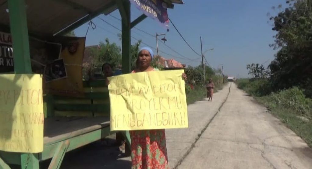 Emak-emak Blokade Jalan Pembangunan Sungai di Jombang: Proyekmu Menggangguku