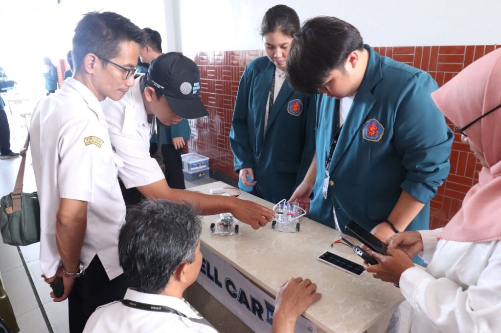 Ubaya dan Republik Ceko Kolaborasi Gelar Penguatan Edukasi Energi Terbarukan