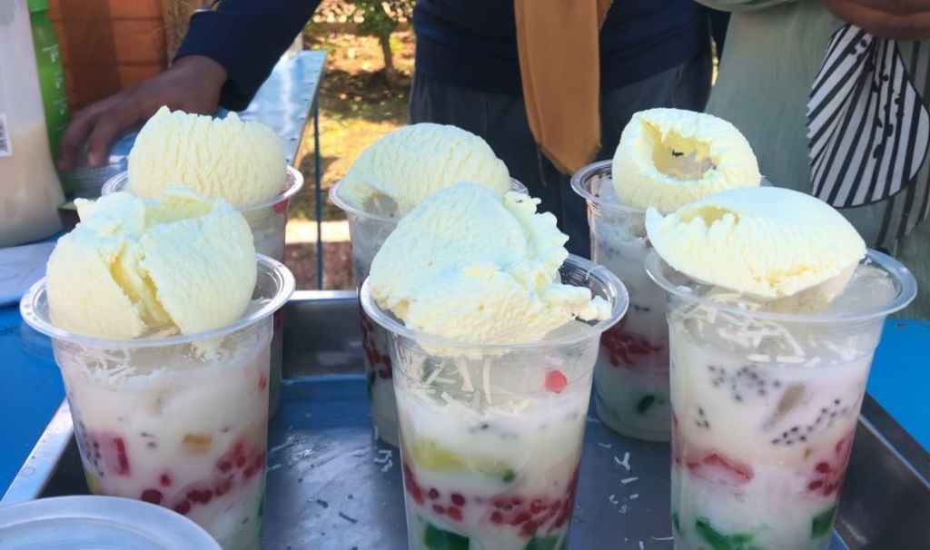 Meneguk Segarnya Es Teler Toping Es Krim di Mojokerto