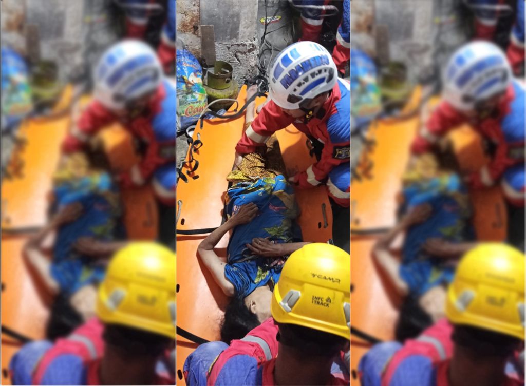 Tim Rescue Evakuasi Nenek Terjepit di Sela Tembok Rumah di Surabaya