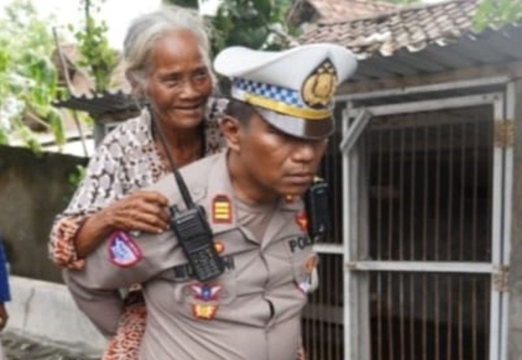 Terdampak Banjir, Nenek di Mojokerto Mengungsi Dekat Kandang Babi