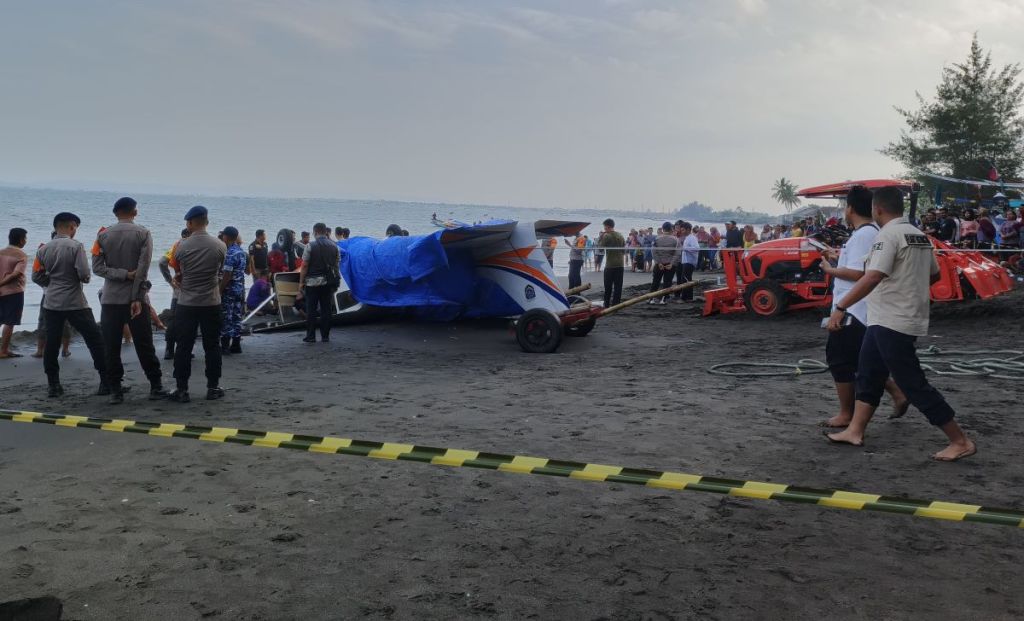 Ada Dua Orang dalam Pesawat Latih yang Jatuh di Pantai Gumuk Kantong Banyuwangi