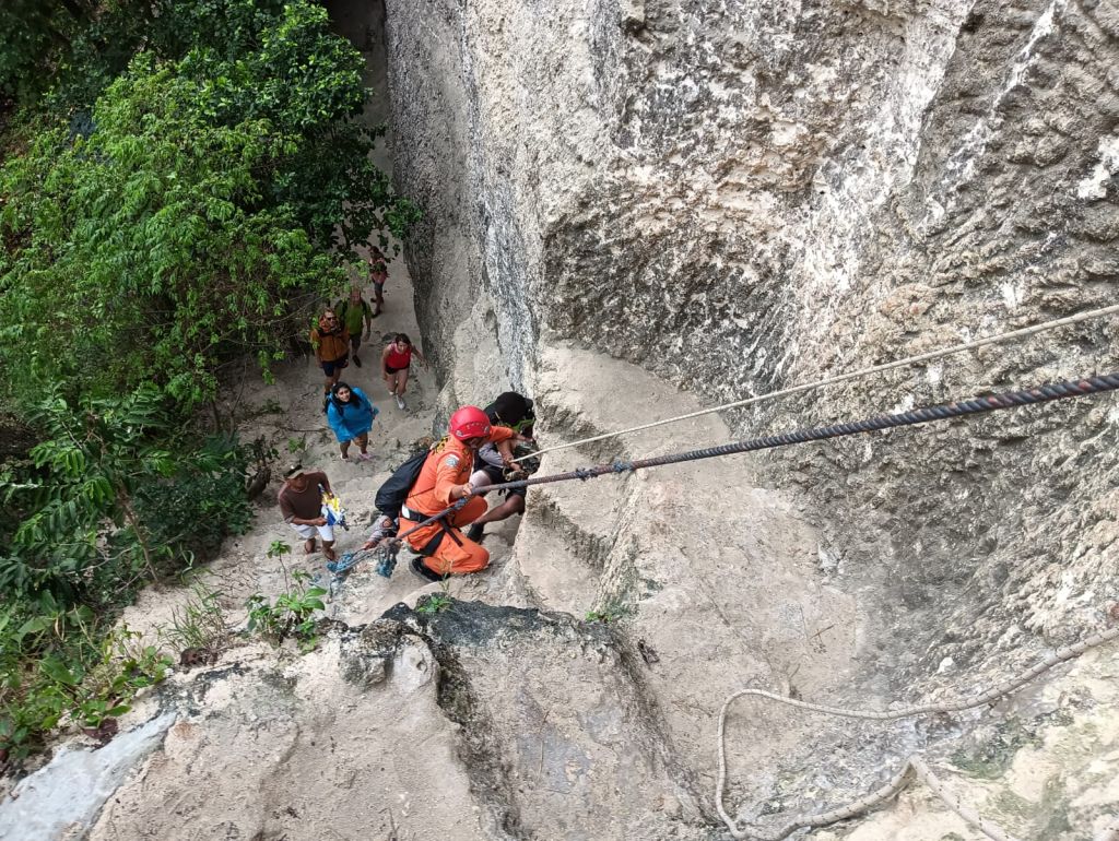 Nekat Berwisata saat Cuaca Buruk, WNA Tergelincir di Diamond Beach Bali