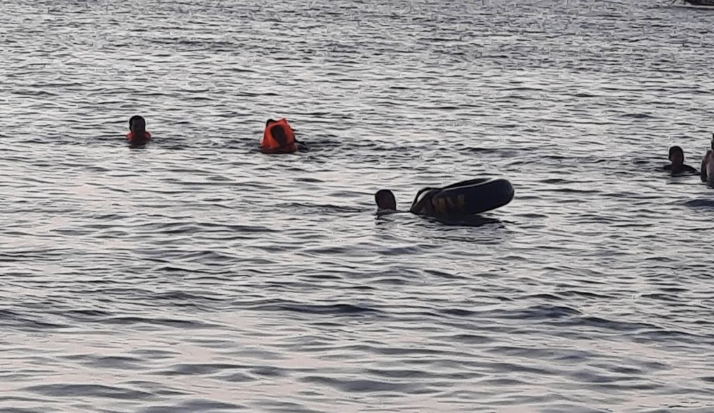 Lompat dari Kano, Tiga Wisatawan Pantai Pasir Putih Situbondo Tenggelam