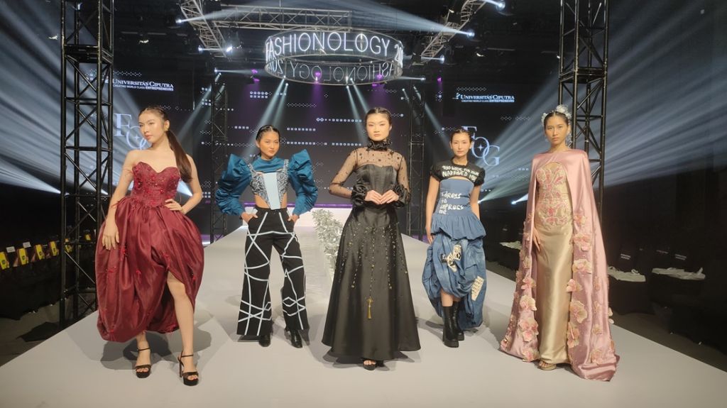 Karya Mahasiswa UC Sulap Limbah Jadi Busana Dipamerkan Lewat Fashionology 2025